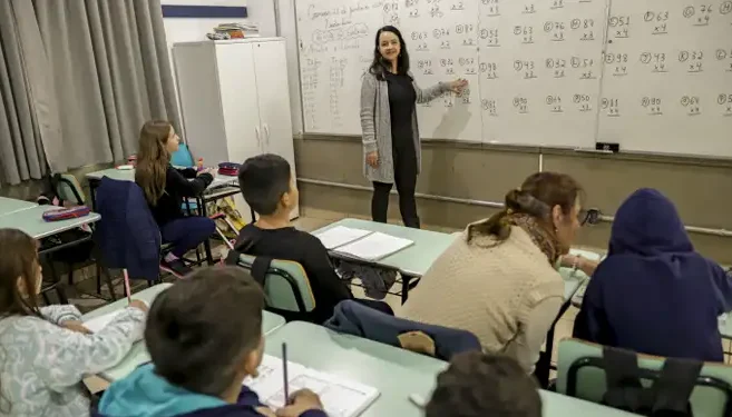 Proposta que exige concurso para contratação de professores em estados e municípios avança com urgência na Câmara