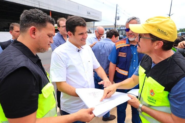 Prefeito em exercício, Renato Júnior, anuncia intervenções para redução de semáforos e tempo de espera em Manaus